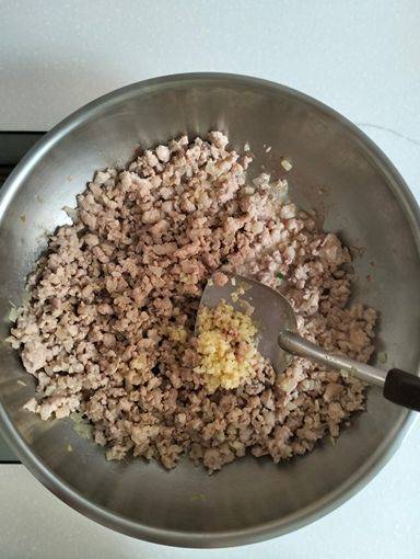 Garlic in for the lu rou fan in wok.