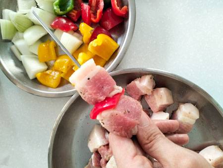 assembling pork belly kebabs air fryer with skewers