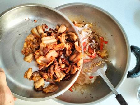 return crispy pork belly into the wok